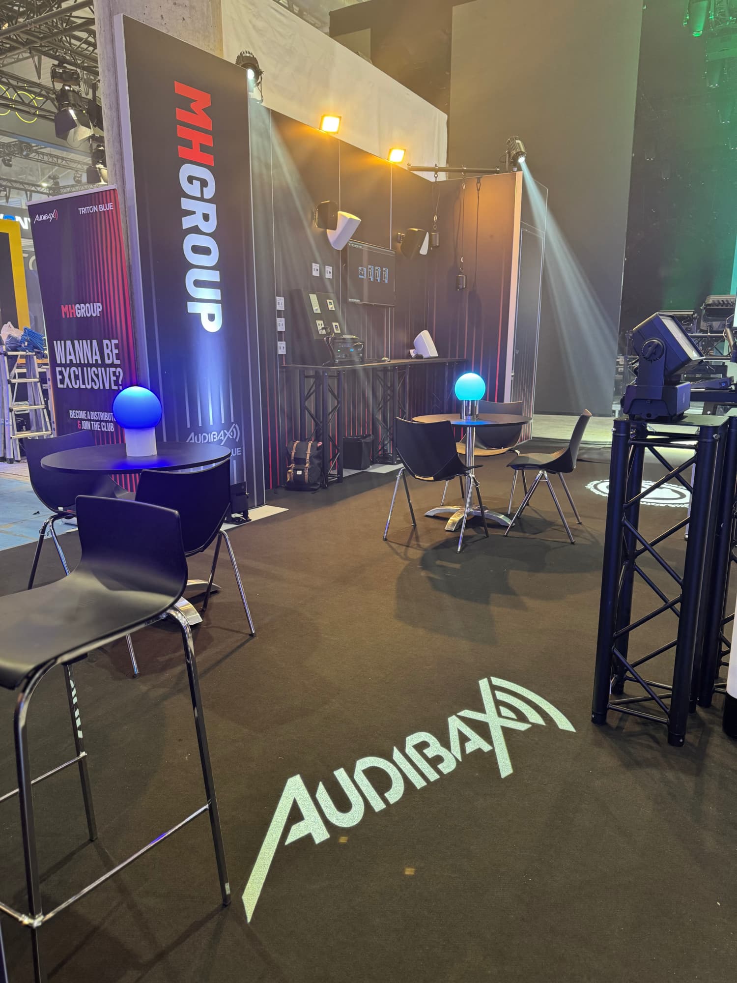 Stand de MH Group en ISE 2026 Barcelona con soluciones de audio Audibax e iluminación Triton Blue orientadas a integradores y distribuidores AV.