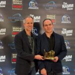 Representantes de Sennheiser recibiendo el Premio NAMM TEC 2026 por el micrófono MD 421 Kompakt