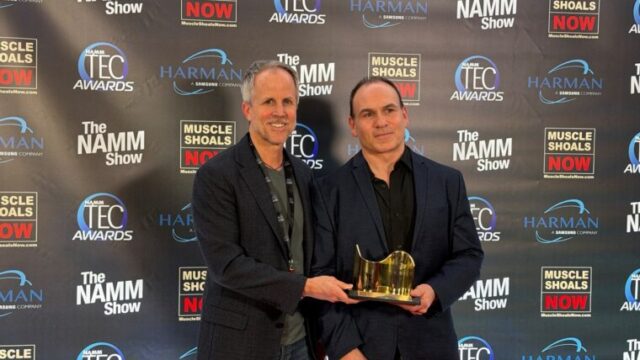 Representantes de Sennheiser recibiendo el Premio NAMM TEC 2026 por el micrófono MD 421 Kompakt