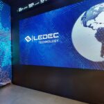 LEDEC Technology en España: instalación de pantallas LED profesionales de gran formato para comunicación audiovisual en interiores.
