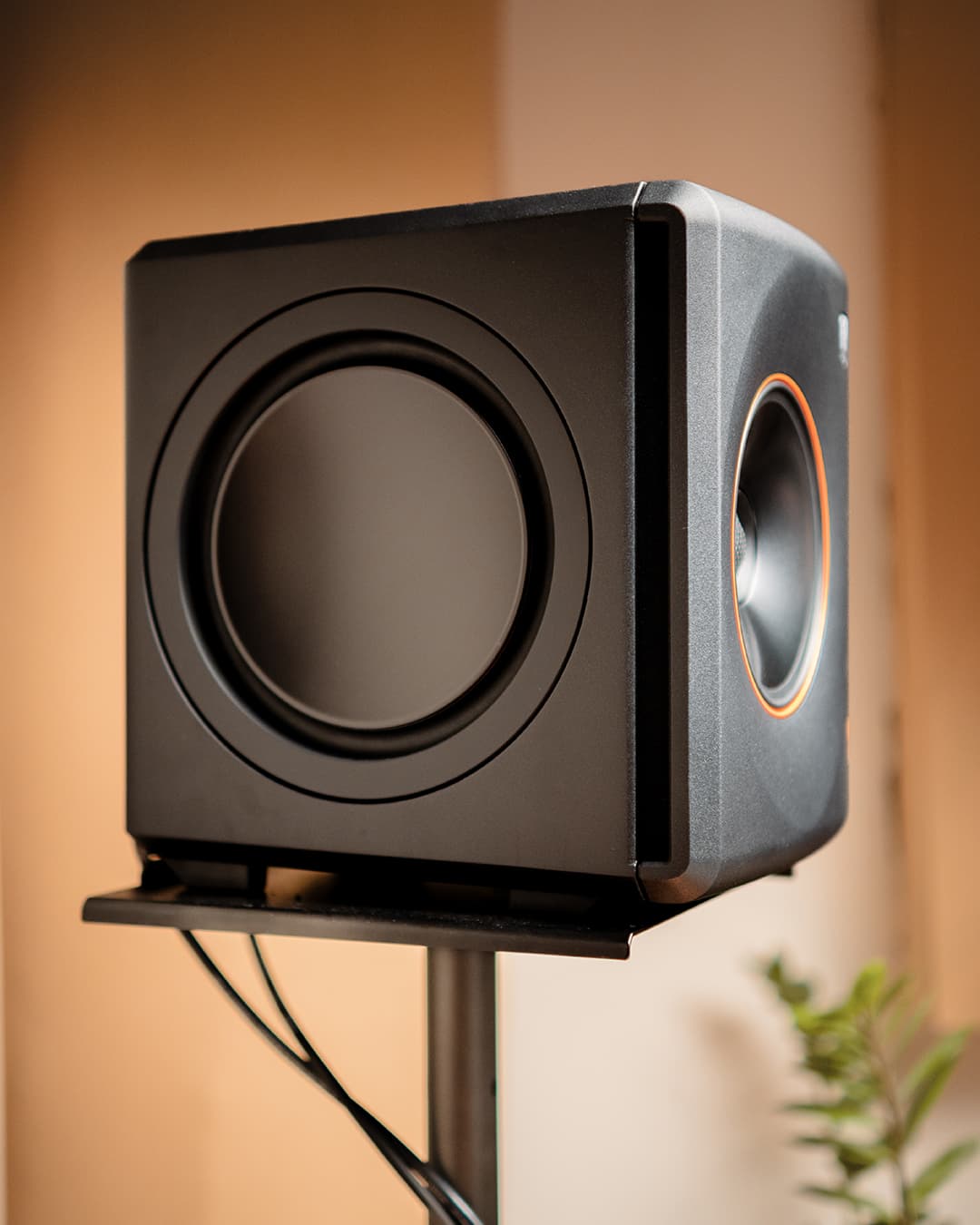 Palmer ORBIT 11 en soporte de estudio, el mejor monitor de estudio coaxial de 3 vías para estudios de grabación profesionales y estudios de proyectos.