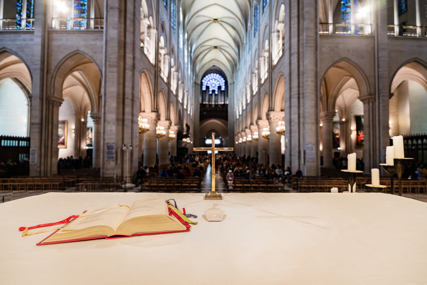 Spectera de Sennheiser en Notre Dame: micrófono de superficie Sennheiser MEB 114 discreto para el altar y retransmisiones