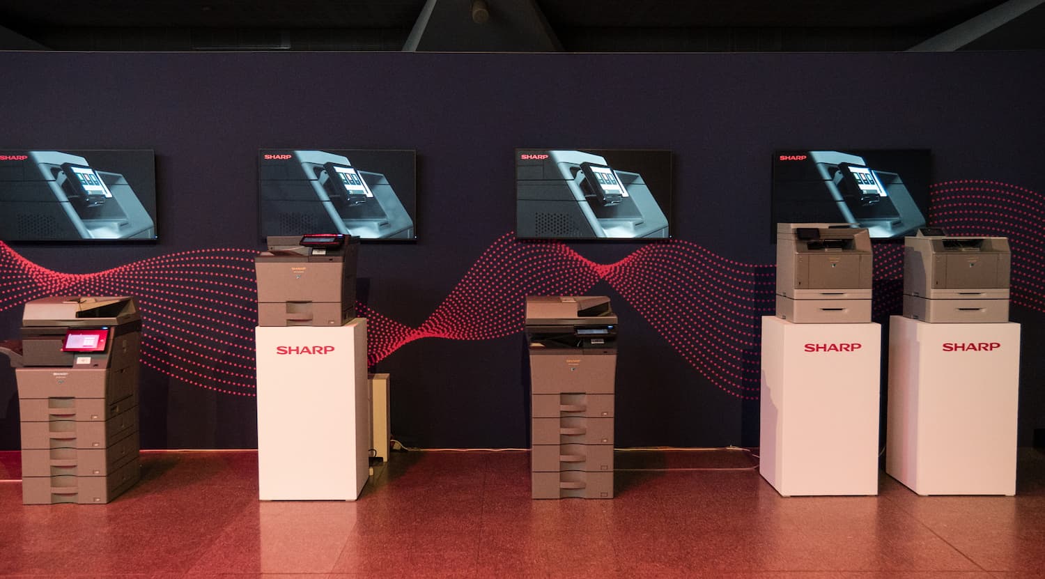 Sharp Inspire Expo 2026: gama de impresoras multifunción Sharp expuestas durante el evento europeo de partners en Lisboa.