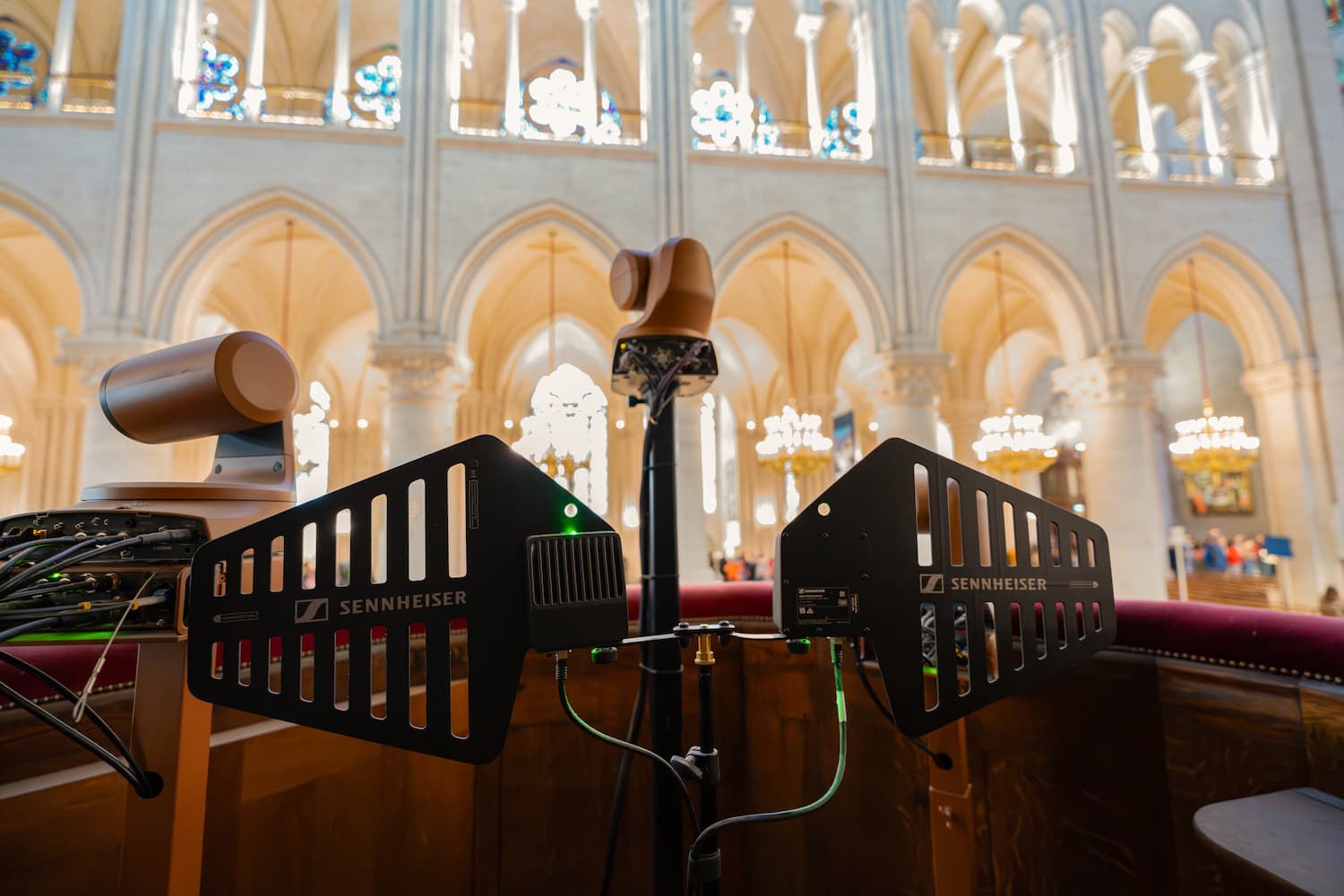 Spectera de Sennheiser en Notre Dame: antenas instaladas en la catedral para garantizar cobertura RF estable