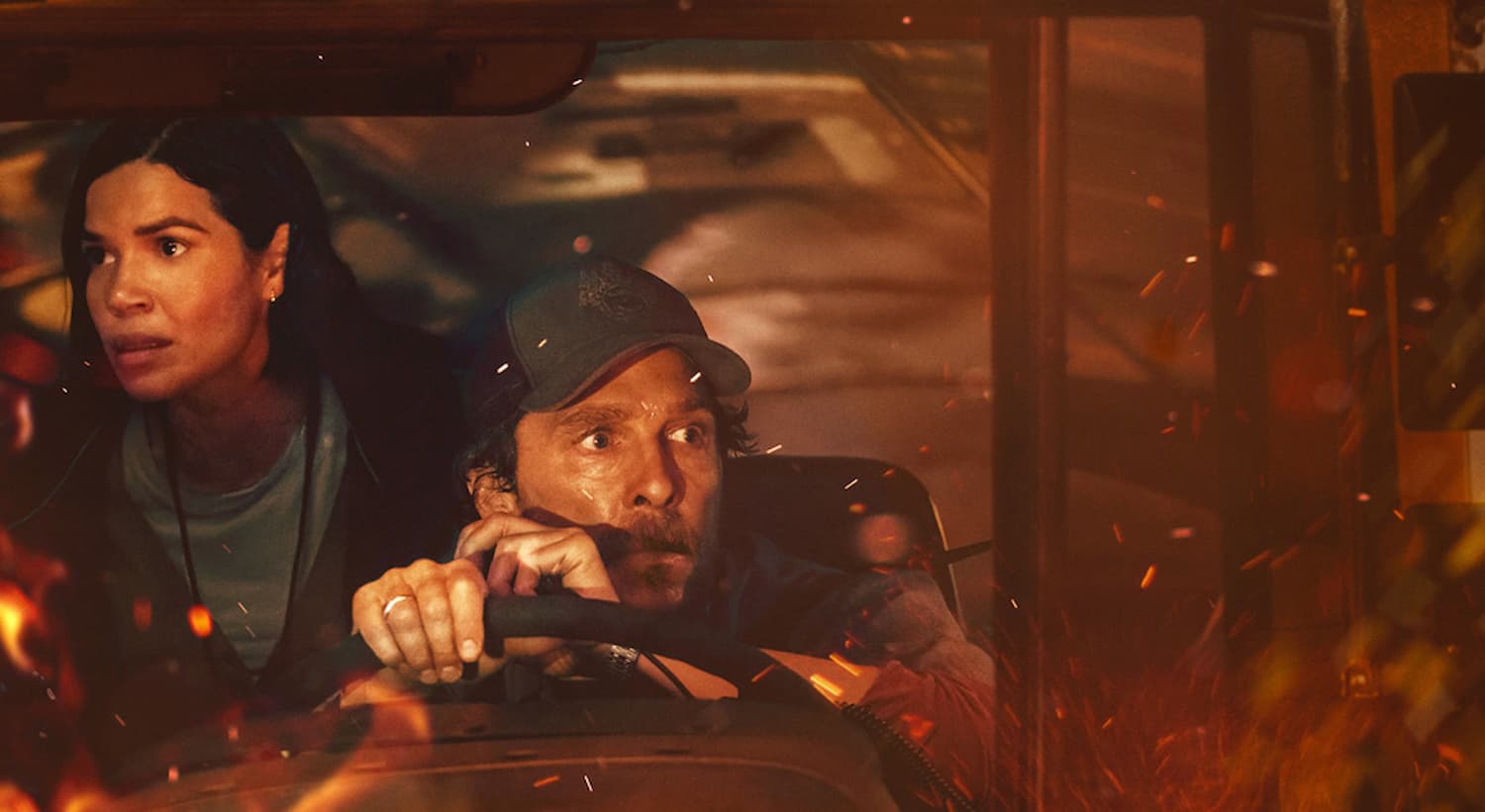 Blackmagic Design en películas nominadas al Óscar en una escena de tensión dentro de un vehículo rodeado por fuego y chispas.