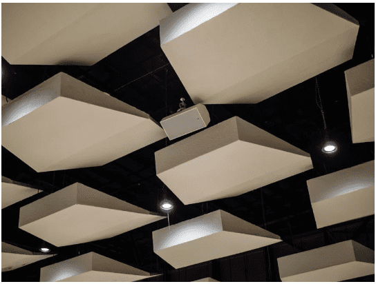 L-Acoustics A15i en Ogres Kultūras Centrs: altavoces line array para auditorios y espacios culturales 6 6 Se instalaron discretamente cuatro unidades L Acoustics X8i en el techo que funcionan como rellenos de retardo para dar soporte a las zonas de asientos traseras