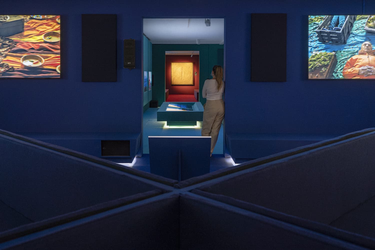 Meyer Sound en exposición Thyssen-Bornemisza: espacio inmersivo con proyecciones múltiples, bancos y tratamiento acústico