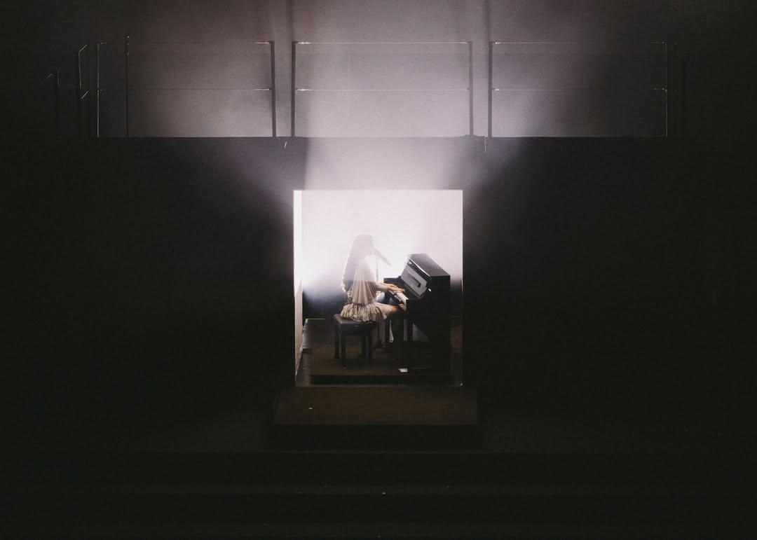 Amaia en el Cartuja Center CITE: cómo se afinó el Meyer Sound del auditorio para un directo de grandes contrastes 2 Amaia en el Cartuja Center CITE: artista al piano en un recuadro de luz, escena íntima y minimalista en el escenario