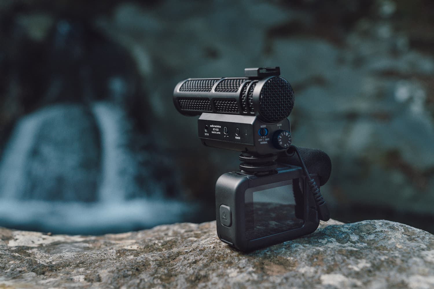 Micrófonos de cañón para cámara Audio-Technica ATV-SG1 montado sobre cámara en grabación exterior