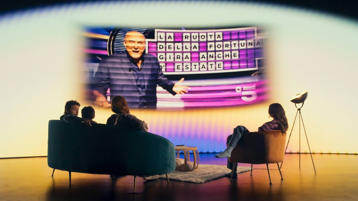 Blackmagic PYXIS 12K para producción virtual en escena de salón con familia frente a pantalla LED para campaña publicitaria filmada en 12K