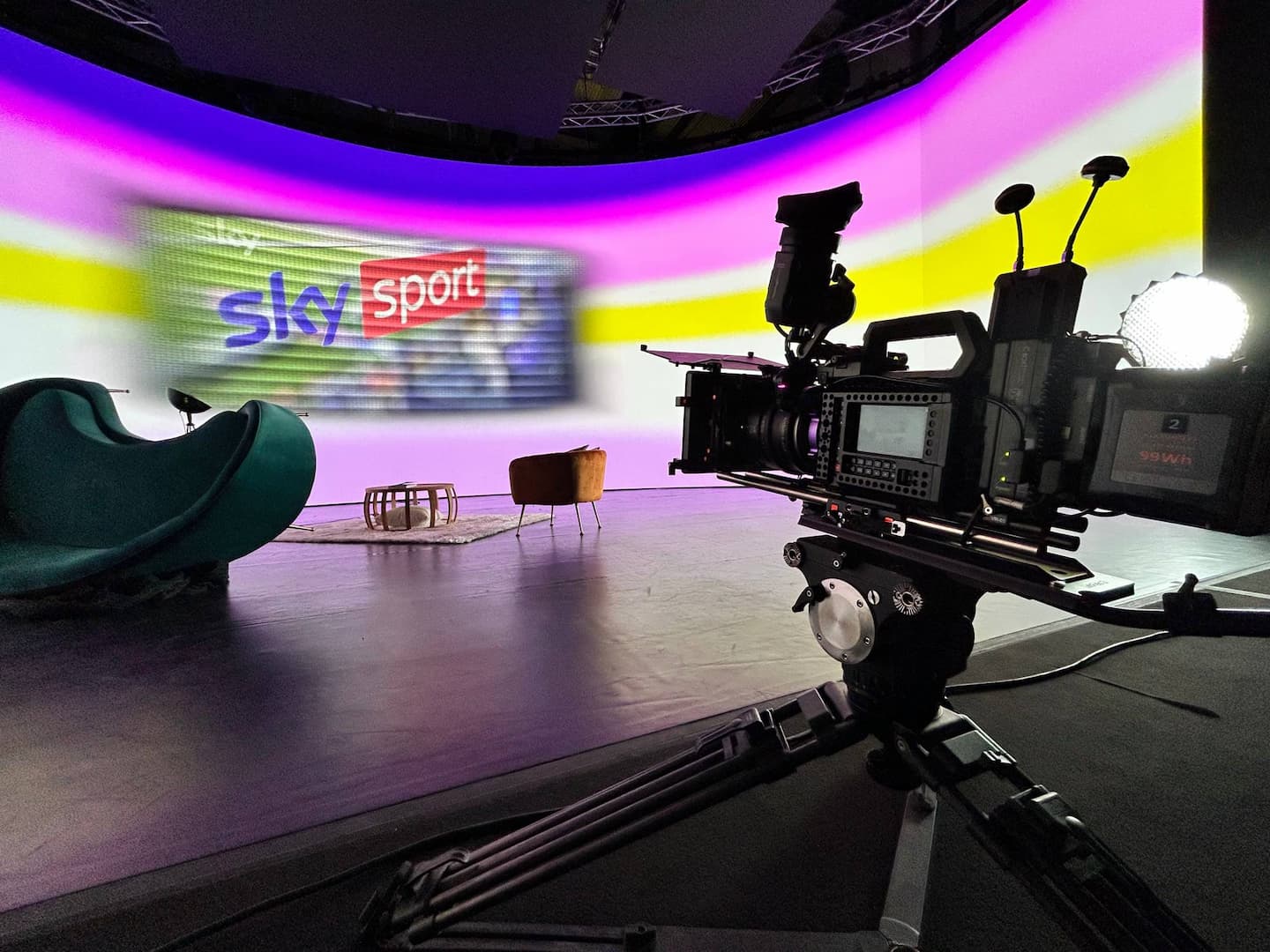 Blackmagic PYXIS 12K para producción virtual montada en trípode frente a un escenario con pantallas LED en producción publicitaria