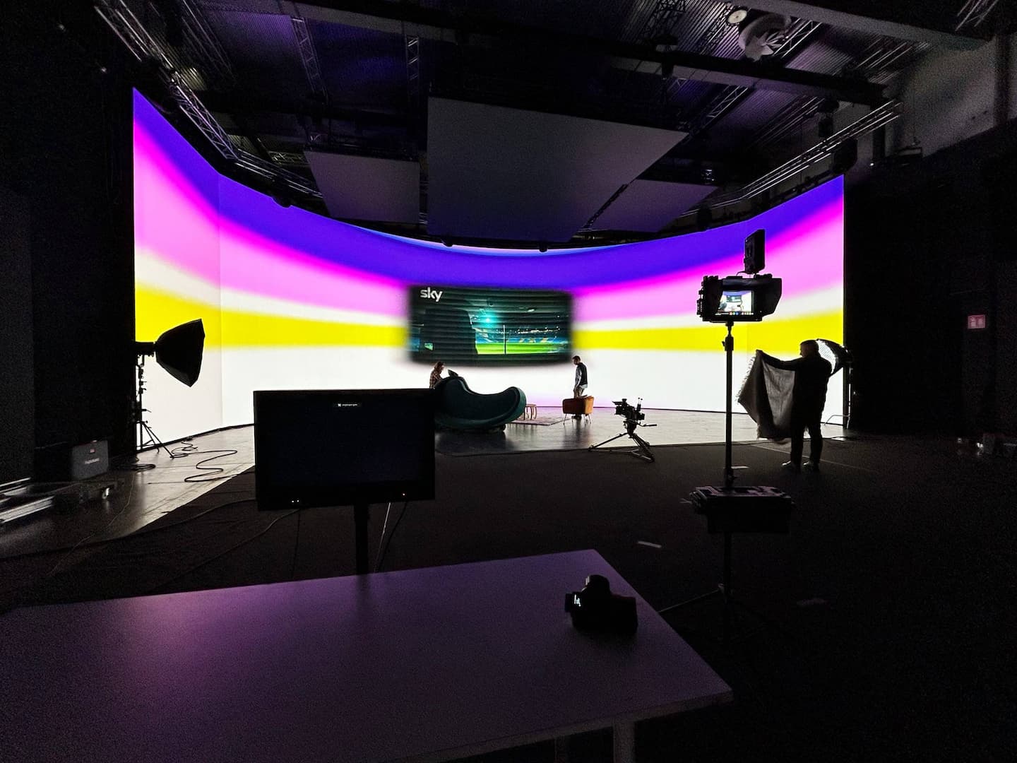 Blackmagic PYXIS 12K para producción virtual en set con pantallas LED curvas durante el rodaje de la campaña publicitaria de Auditel