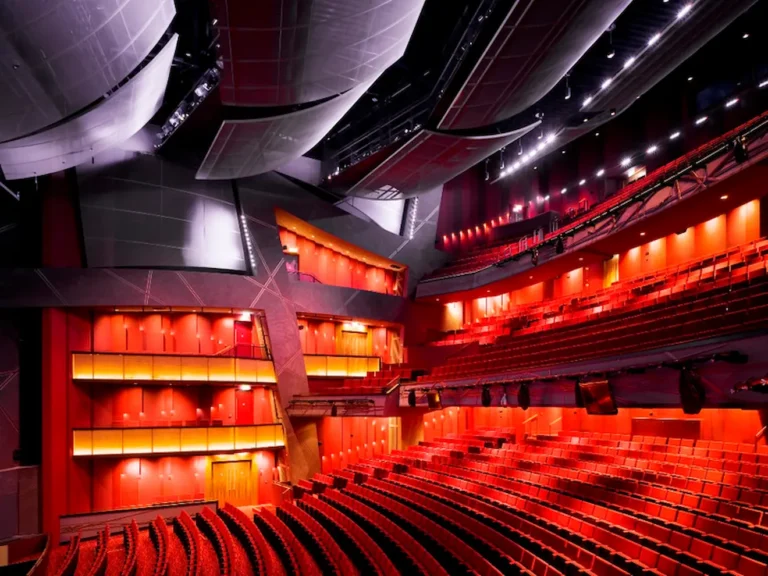 Interior del Bord Gáis Energy Theatre con sistema de sonido para teatro d&b e instalación fija diseñada para una cobertura discreta y controlada.