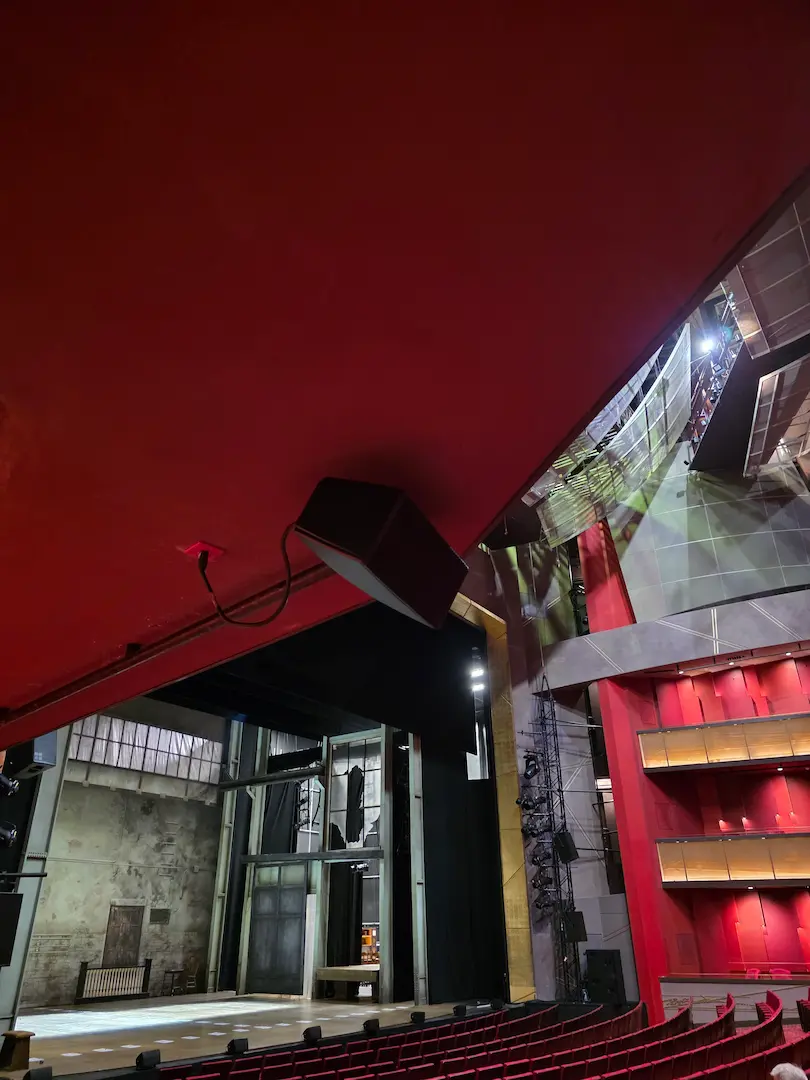 Altavoz de refuerzo lateral integrado en el auditorio como parte del sistema de sonido para teatro d&b del Bord Gáis Energy Theatre.