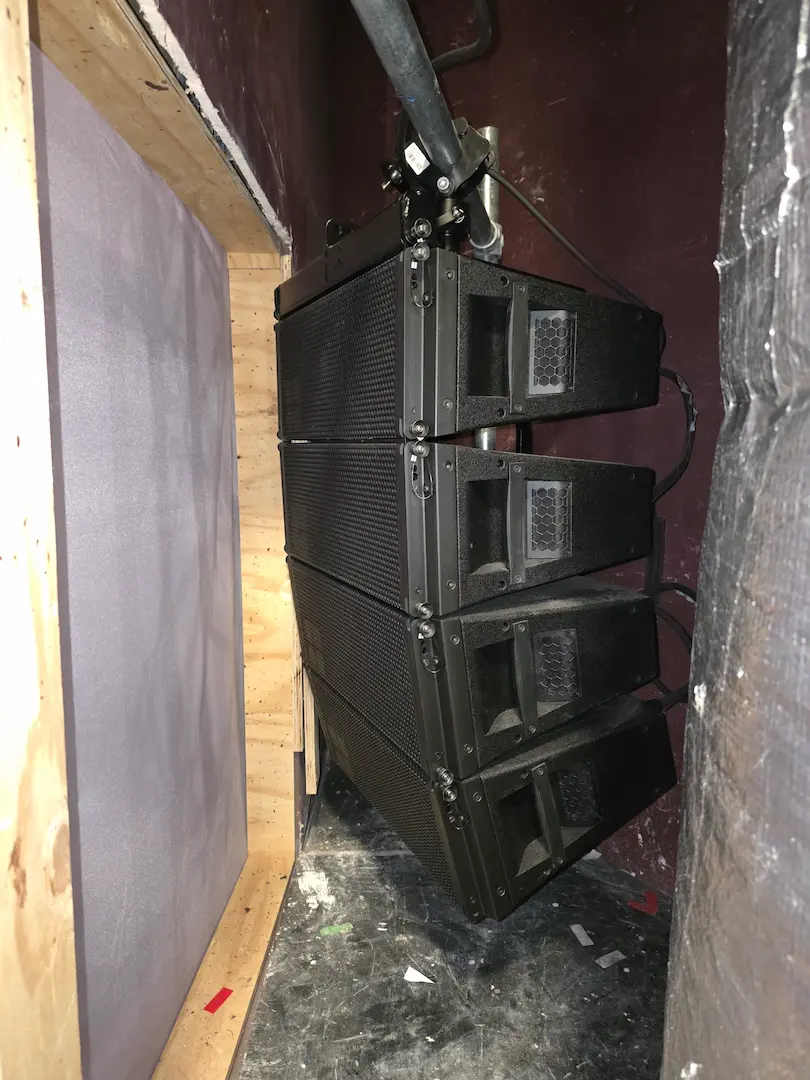 Sistema de sonido para teatro d&b instalado en el Bord Gáis Energy Theatre con arreglo line array compacto oculto en el proscenio.