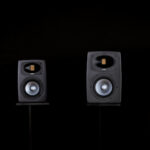 Monitores de estudio EVE Audio EXO para Dolby Atmos en distintos tamaños sobre fondo negro