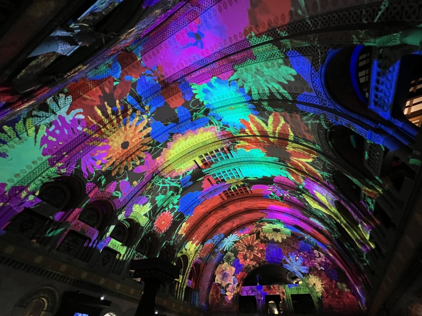 Christie renueva St. Louis Union Station con una proyección inmersiva de flores y color en la bóveda del Grand Hall.