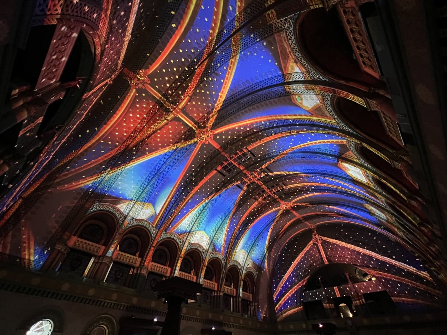 Christie renueva St. Louis Union Station con projection mapping azul y dorado sobre el techo histórico del Grand Hall.