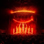 L-Acoustics en la gira de Gojira en un concierto de gran formato con efectos de fuego, iluminación envolvente y cobertura sonora para arena