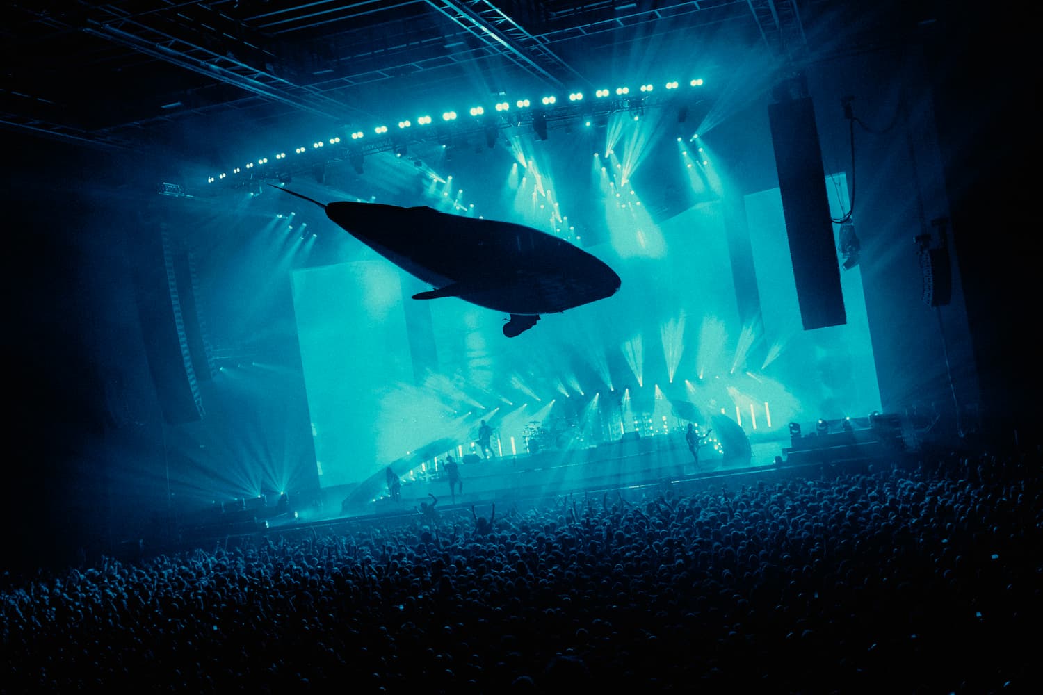 L-Acoustics en la gira de Gojira: precisión y potencia para conquistar las arenas francesas 2 L-Acoustics en la gira de Gojira en un recinto abarrotado con gran formato visual, iluminación azul y despliegue de audio para arenas