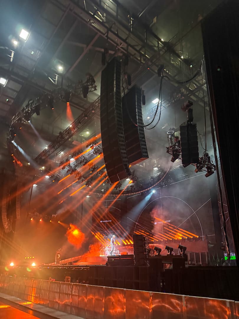 L-Acoustics en la gira de Gojira: precisión y potencia para conquistar las arenas francesas 3 L-Acoustics en la gira de Gojira con sistema line array suspendido en una arena para sonido profesional en directo