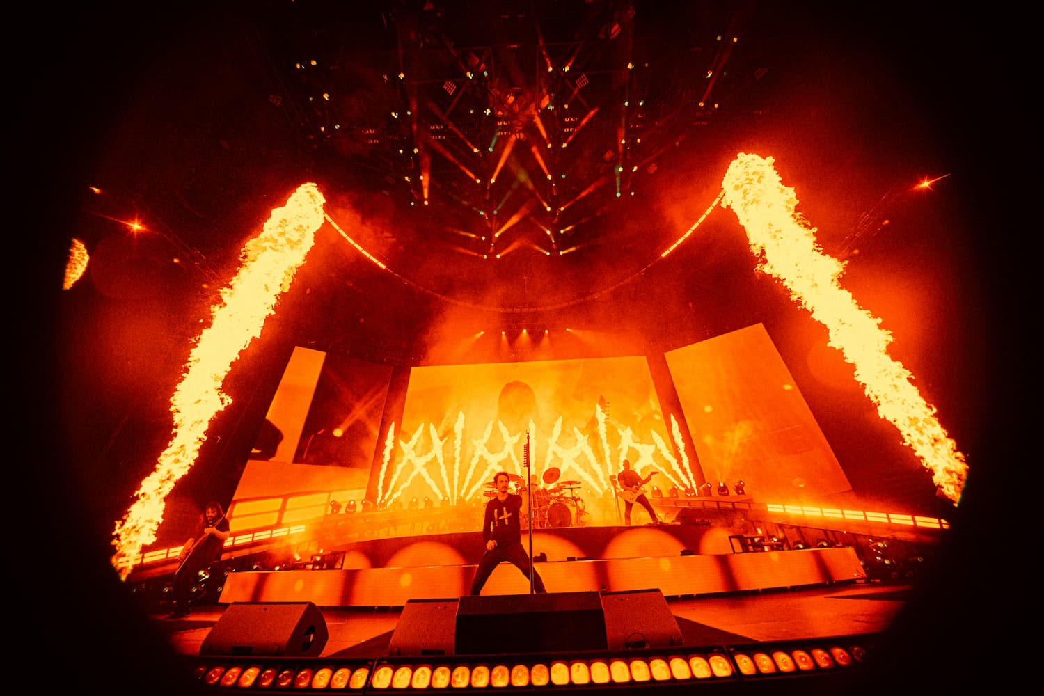 L-Acoustics en la gira de Gojira: precisión y potencia para conquistar las arenas francesas 4 L-Acoustics en la gira de Gojira durante un show de arena con fuego, gran pantalla central y puesta en escena de alto impacto