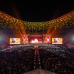 L-Acoustics en el concierto Jana Nayagan con vista general del estadio lleno y pasarela central en Bukit Jalil