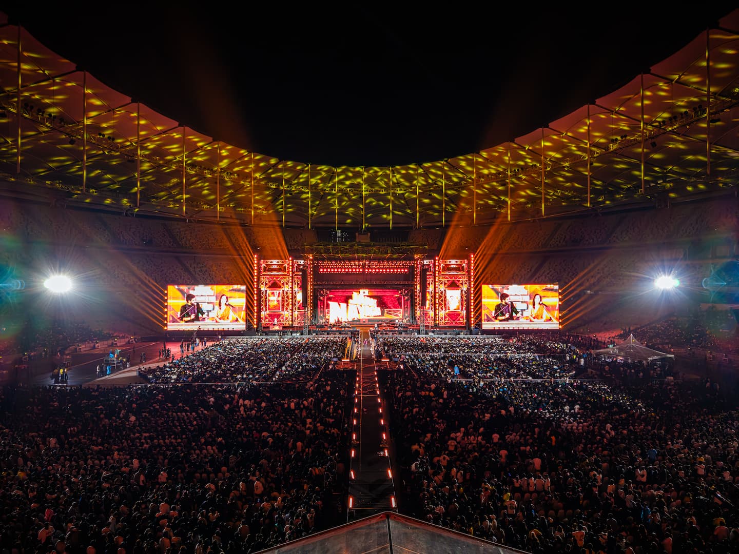 L-Acoustics en el concierto Jana Nayagan con vista general del estadio lleno y pasarela central en Bukit Jalil