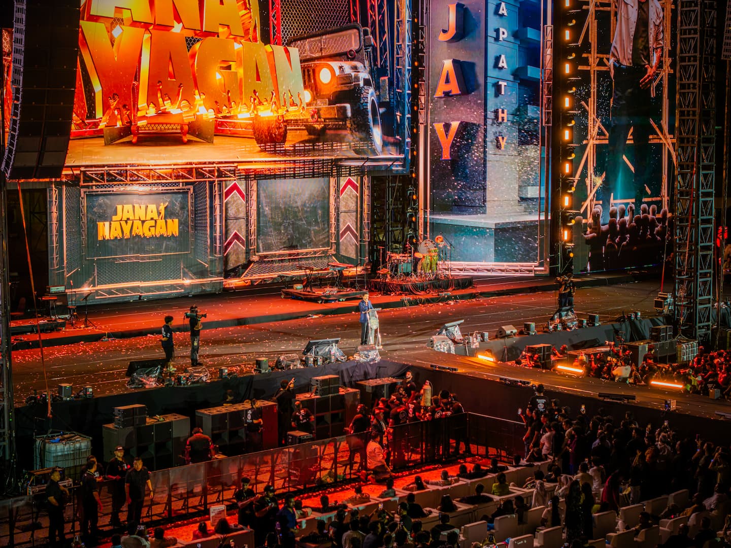 L-Acoustics en el concierto Jana Nayagan durante la presentación en vivo con pantallas gigantes y producción escénica