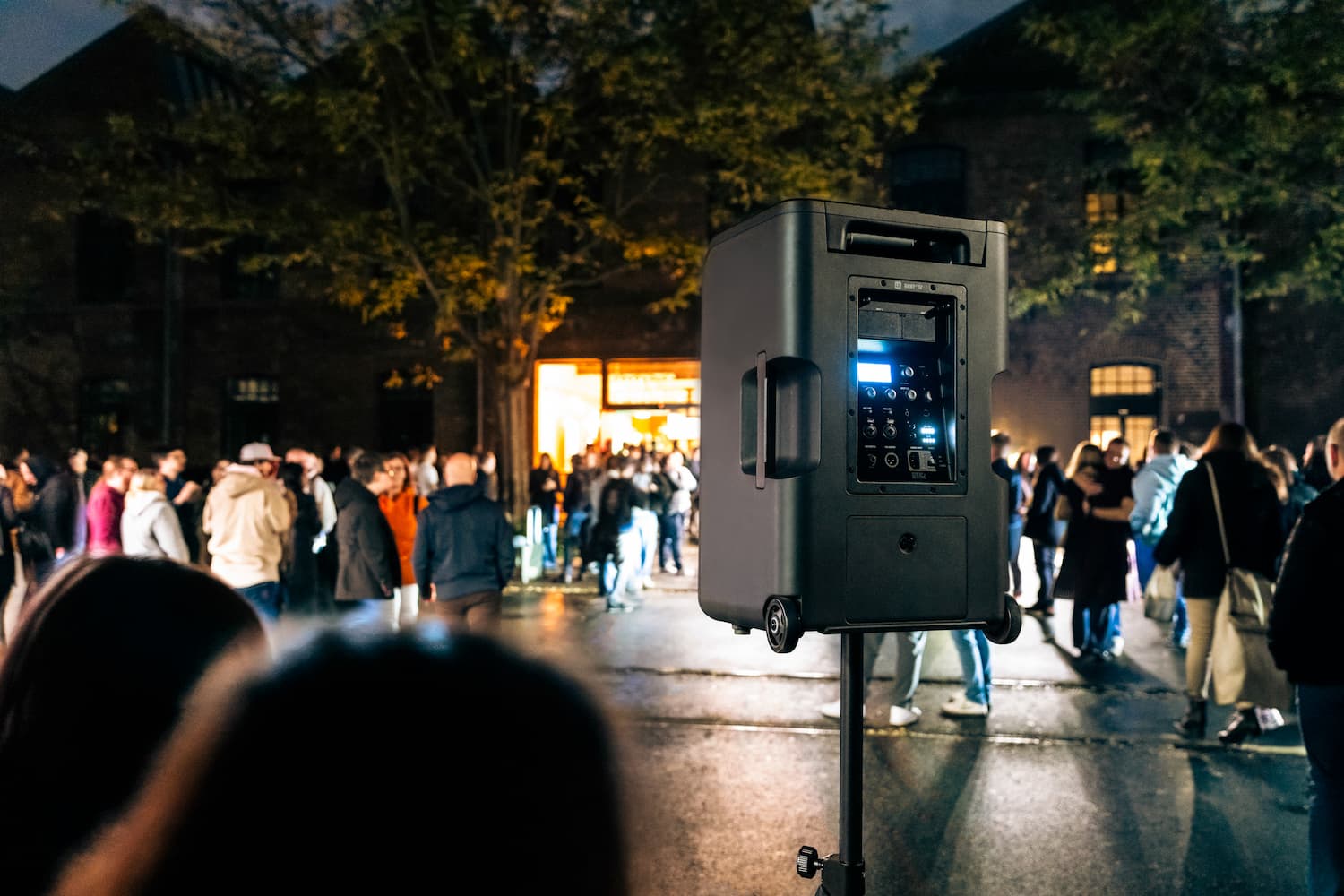 LD Systems ANNY 12 en un evento exterior nocturno con público y montaje portátil