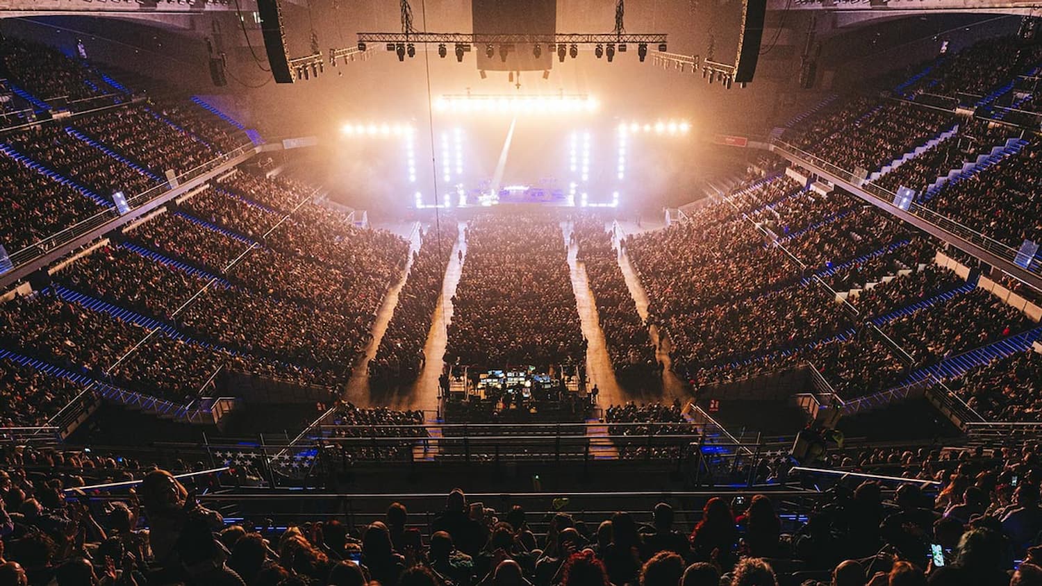 Fluge Audiovisuales despliega Meyer Sound en el Movistar Arena durante Raphaelísimo con vista general del recinto lleno