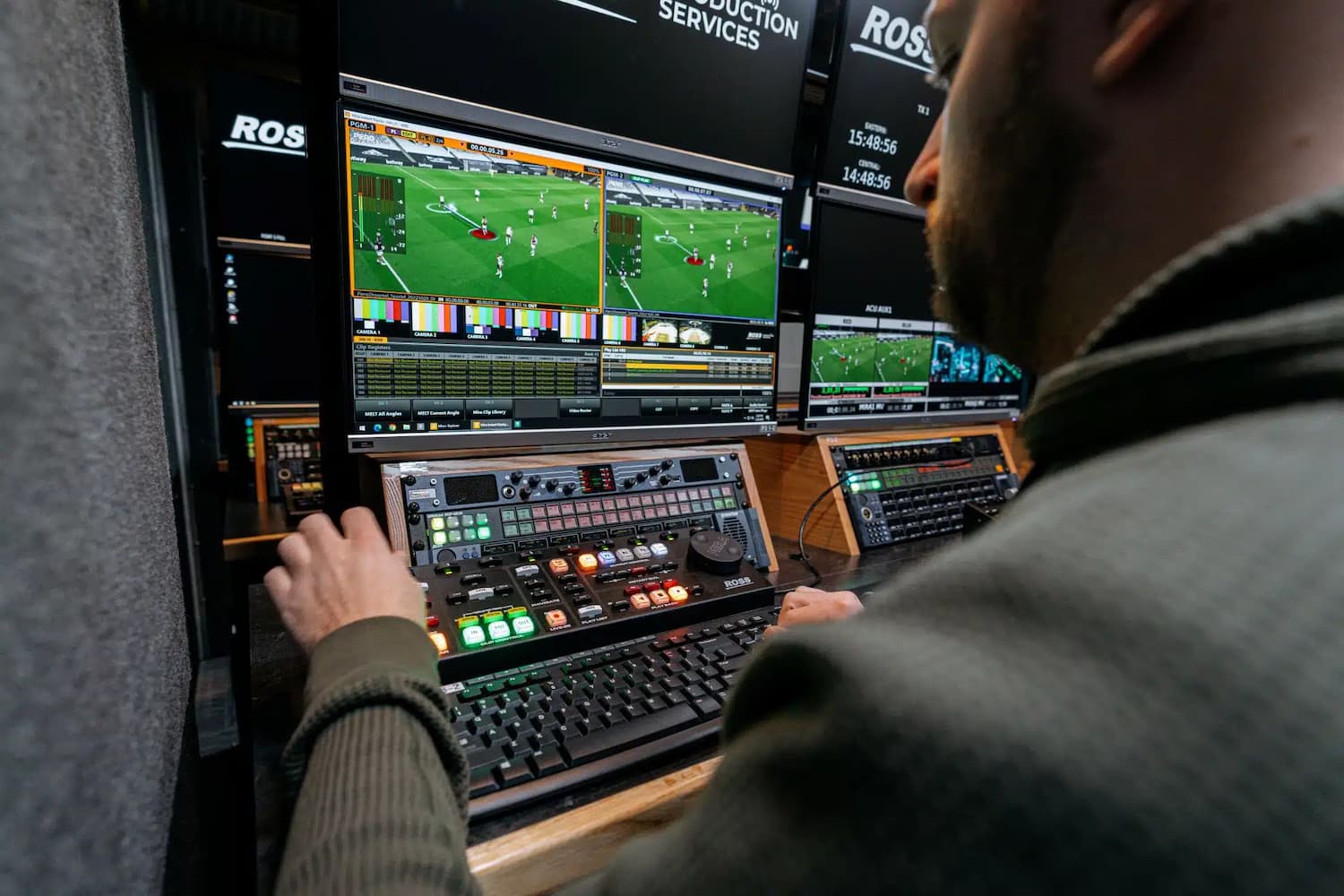 Soluciones broadcast de Ross Video en una producción deportiva en directo con control de realización y monitorización multiview