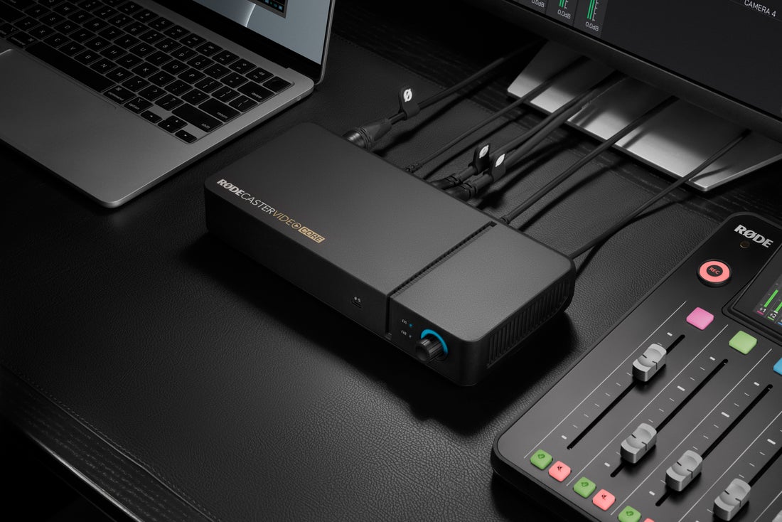 RØDECaster Video Core sobre escritorio de trabajo con conexión a equipo de producción para streaming profesional y vídeo en directo