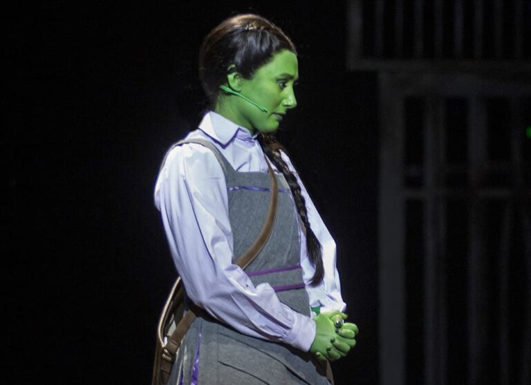 Point Source Audio SERIES9 en Wicked con microfonía discreta para Elphaba durante una escena del musical