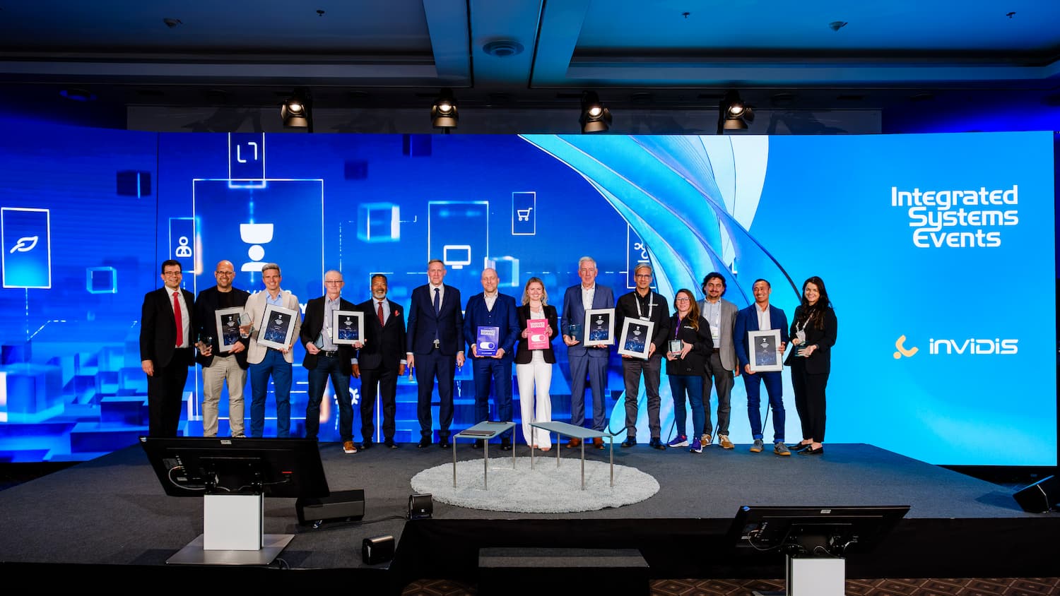 Entrega de premios en Digital Signage Summit Europe con participantes sobre el escenario principal del evento