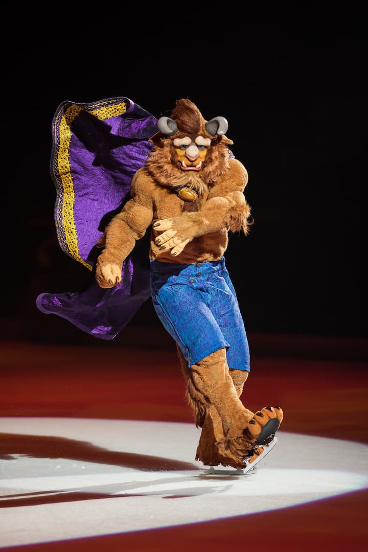 BlackTrax en Disney on Ice en una escena de La Bella y la Bestia con personaje sobre hielo bajo seguimiento de luz