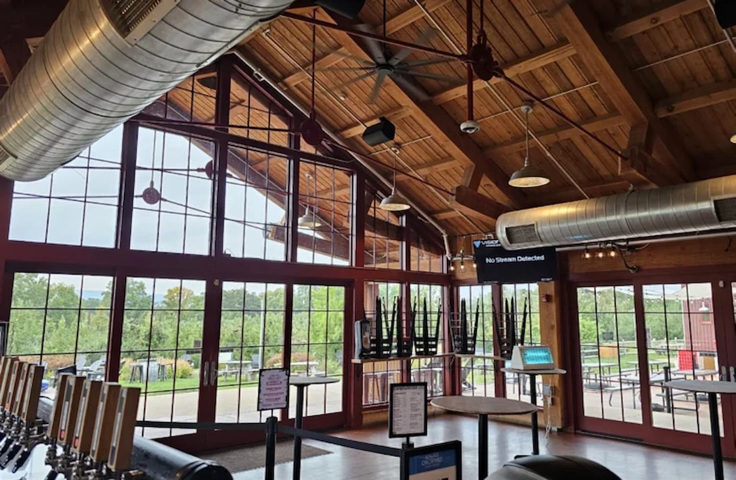 Vista interior de Angry Orchard con sistema de audio por zonas Biamp y altavoces arquitectónicos integrados en un espacio de eventos