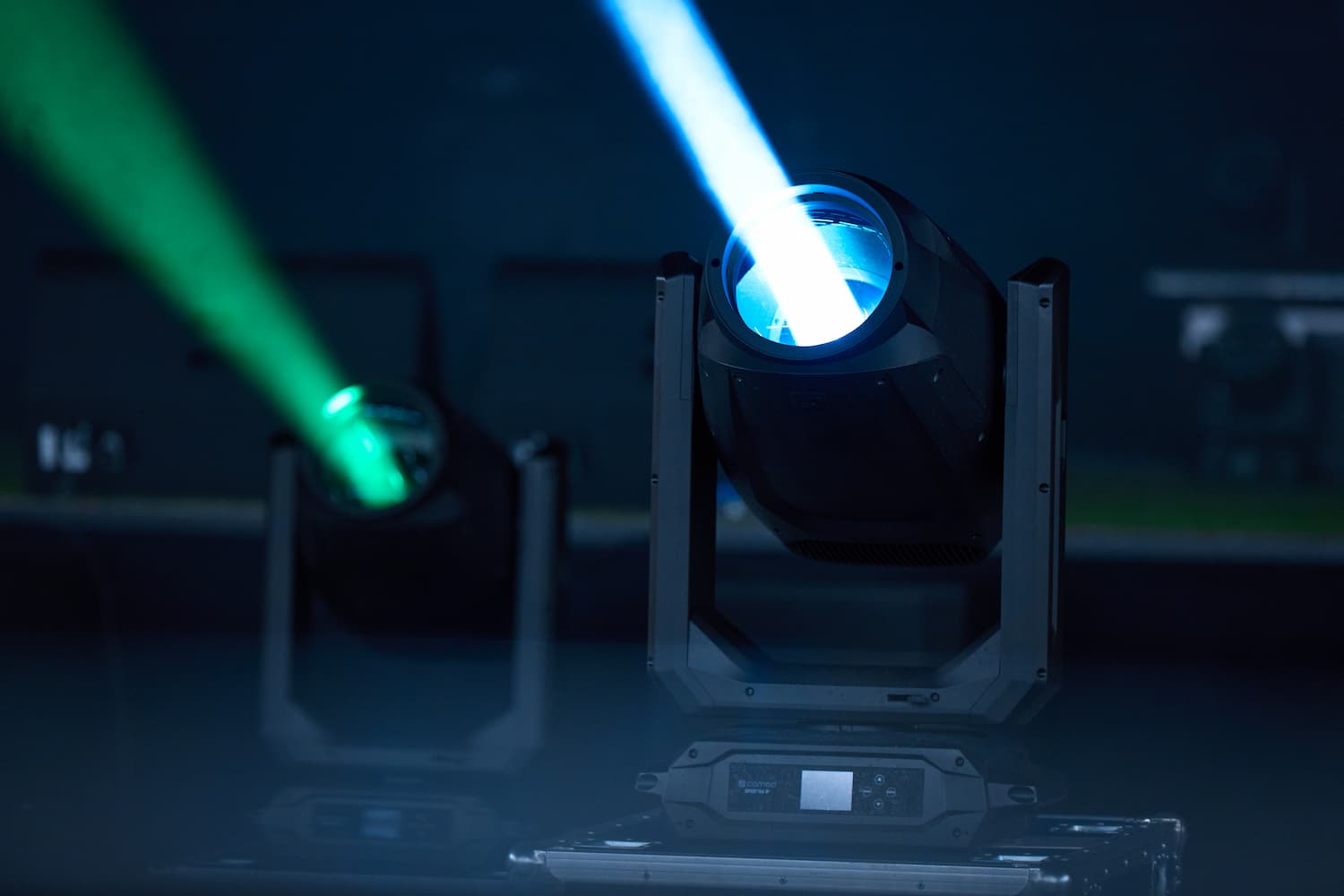 OPUS X4 IP de Cameo en funcionamiento con haz de luz en aplicaciones en directo a gran escala