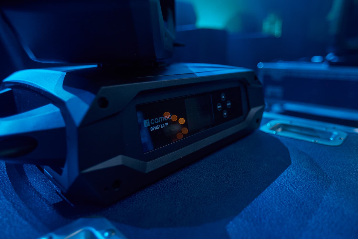 Detalle de conexiones de la OPUS X4 IP de Cameo, cabeza móvil IP65 para exterior