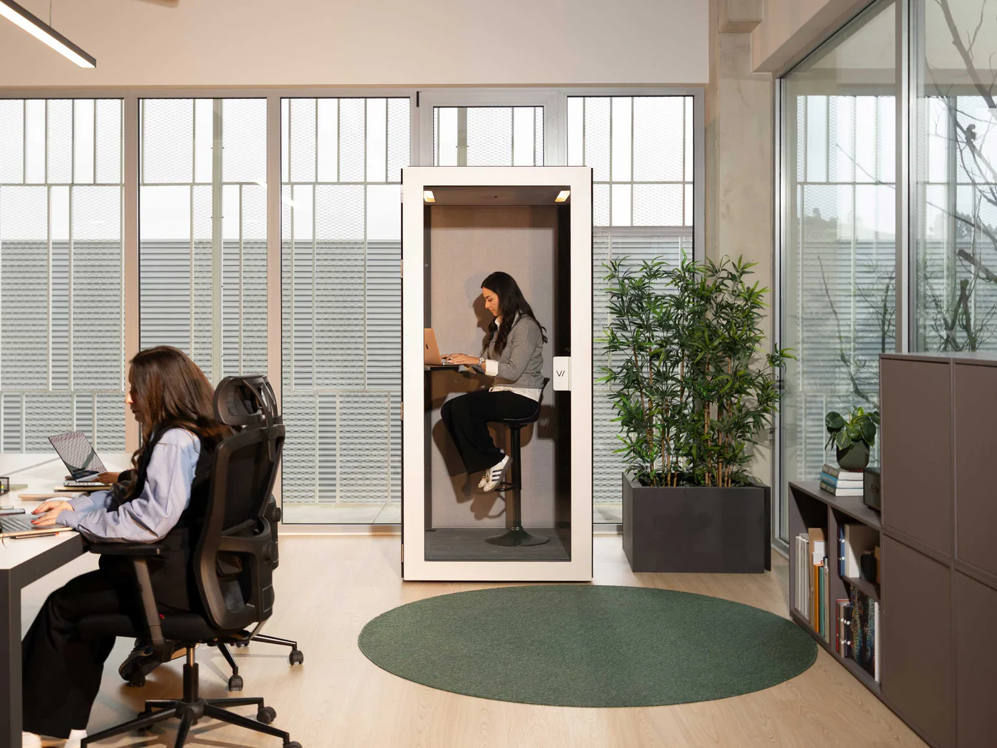 Cabinas insonorizadas para oficinas VicBooth Office Plus en un espacio abierto de trabajo