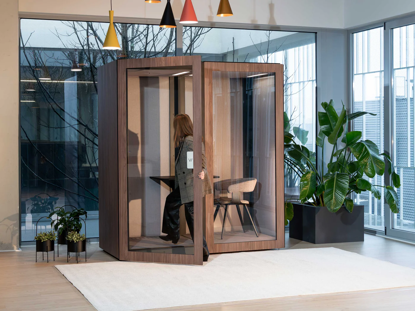 Cabinas insonorizadas para oficinas con diseño modular para reuniones privadas y concentración