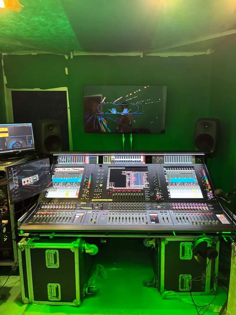 DiGiCo en Premios Dial en la sala técnica con consola Quantum para producción televisiva y sonido en vivo