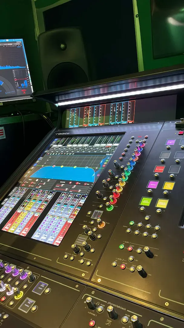 DiGiCo en Premios Dial con superficie Quantum configurada para control de mezcla en un entorno de directo