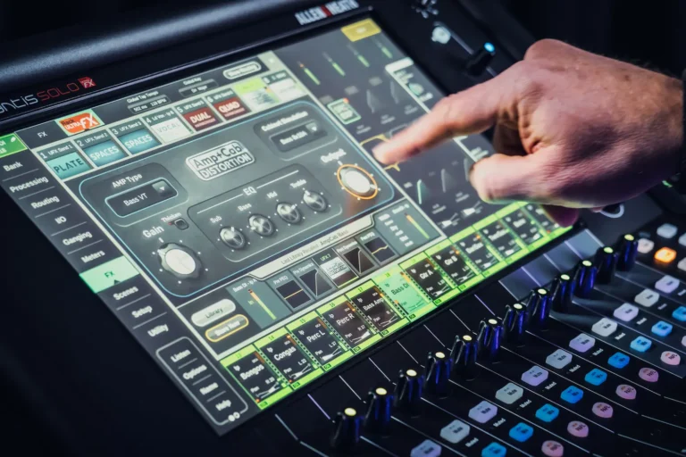 actualización Allen & Heath Avantis V2.0 efectos RackUltra FX en flujo de trabajo de mezcla digital