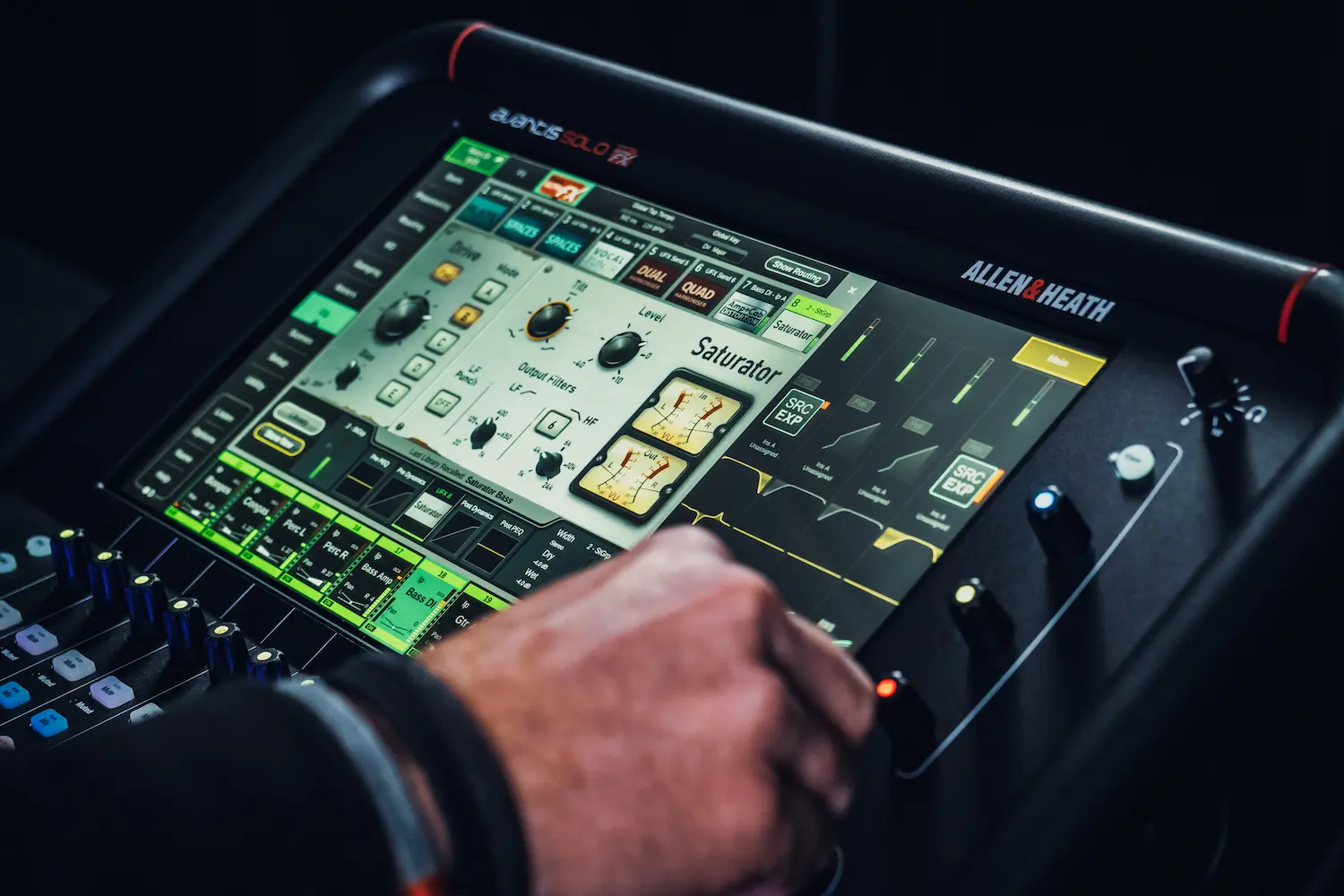 actualización Allen & Heath Avantis V2.0 en consola Avantis Solo con procesamiento de saturación