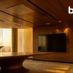 Biamp BMA 360D instalado en techo de sala de reuniones con cobertura de audio precisa