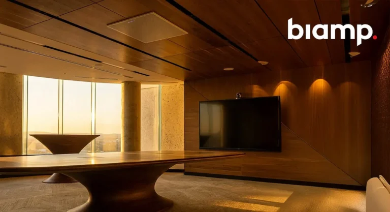 Biamp BMA 360D instalado en techo de sala de reuniones con cobertura de audio precisa