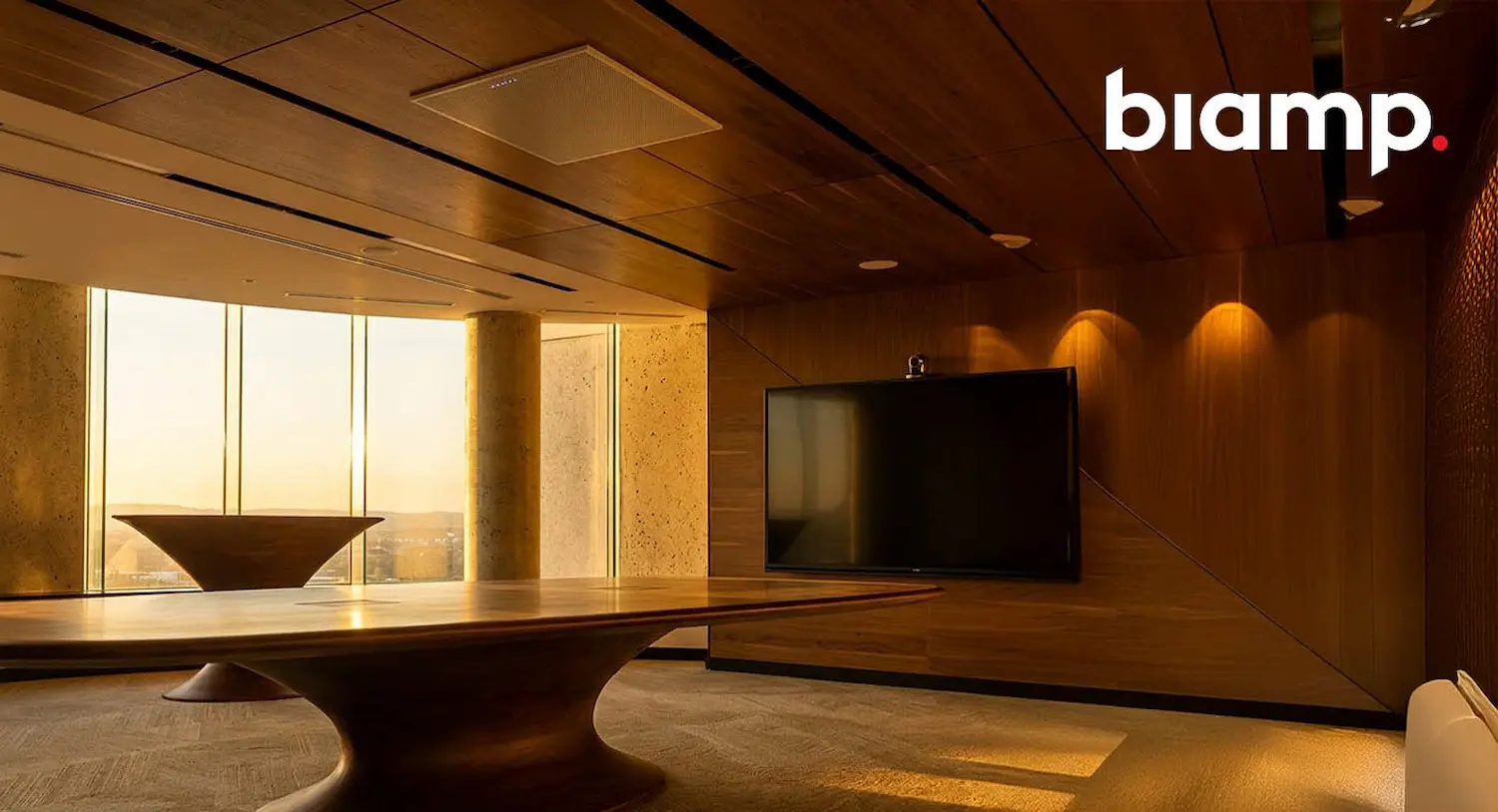 Biamp BMA 360D instalado en techo de sala de reuniones con cobertura de audio precisa