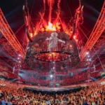 BlackTrax en la gira mundial de Ed Sheeran con escenario circular y sincronización de iluminación y pirotecnia en concierto en estadio