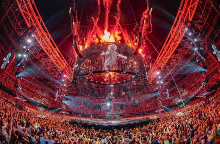 BlackTrax en la gira mundial de Ed Sheeran con escenario circular y sincronización de iluminación y pirotecnia en concierto en estadio